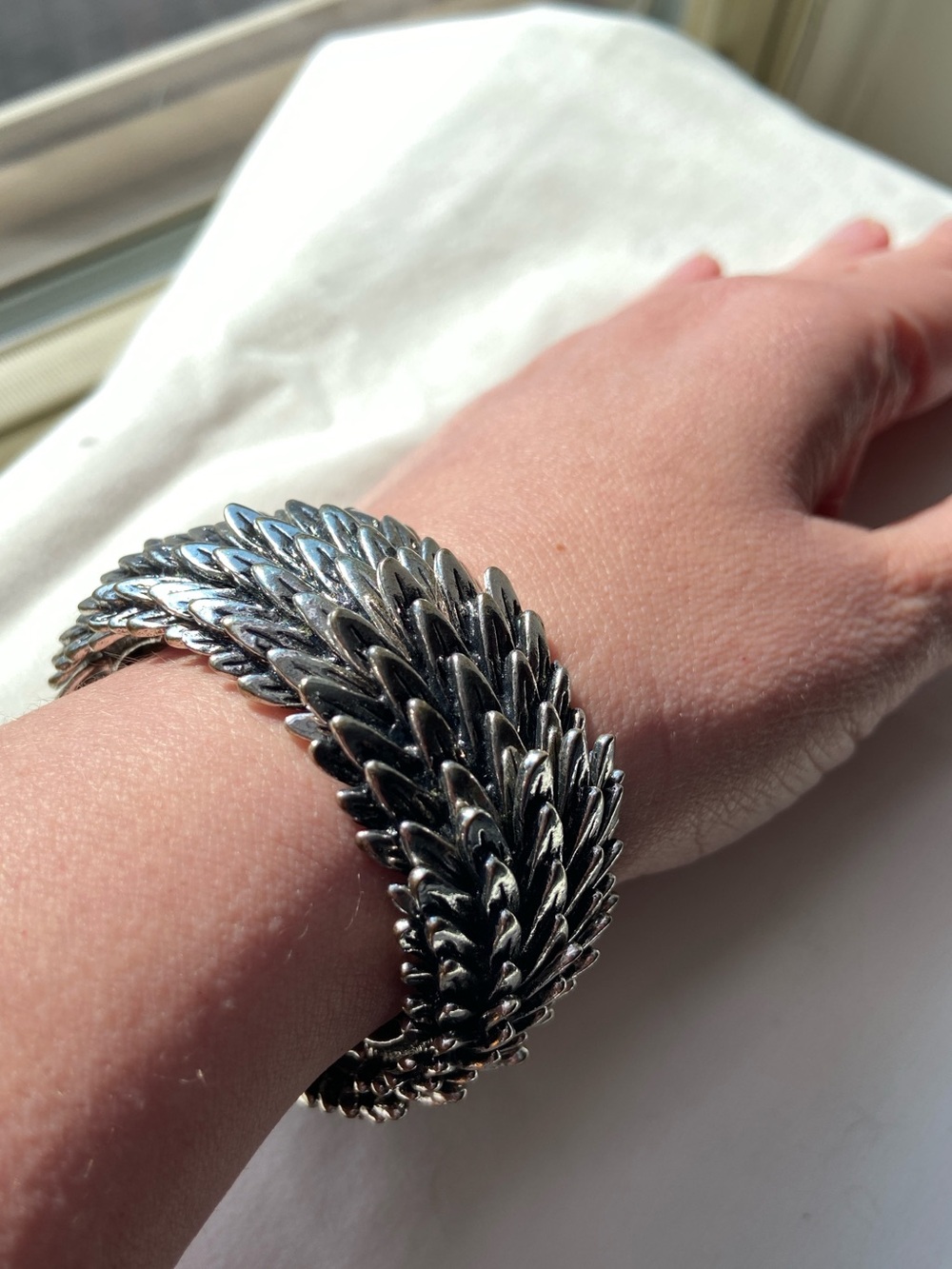 Silver Tone Feather Stretch Bracelet – Statement Piece ✨ - Picture 3 of 3
